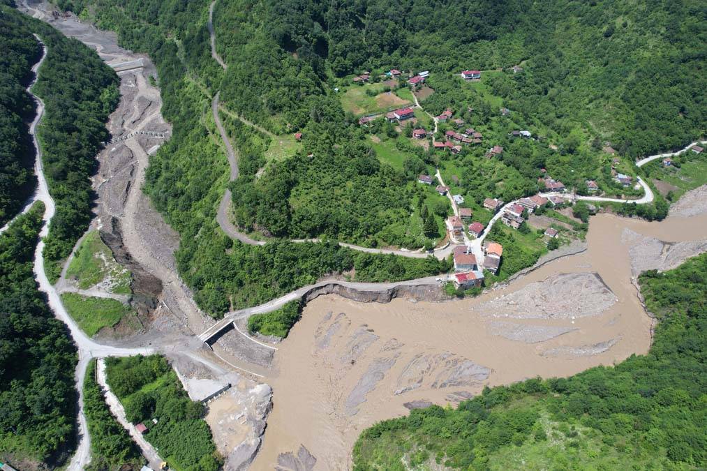 Kastamonu'da heyelan: 11 köyün bağlantı yolu çöktü 11